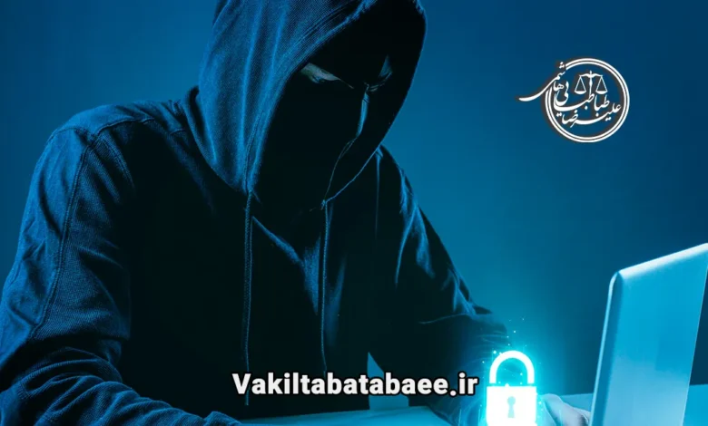 هکر مجرم دستکاری در بازارهای رمزارزی در حال کار با رایانه لپ تاپ