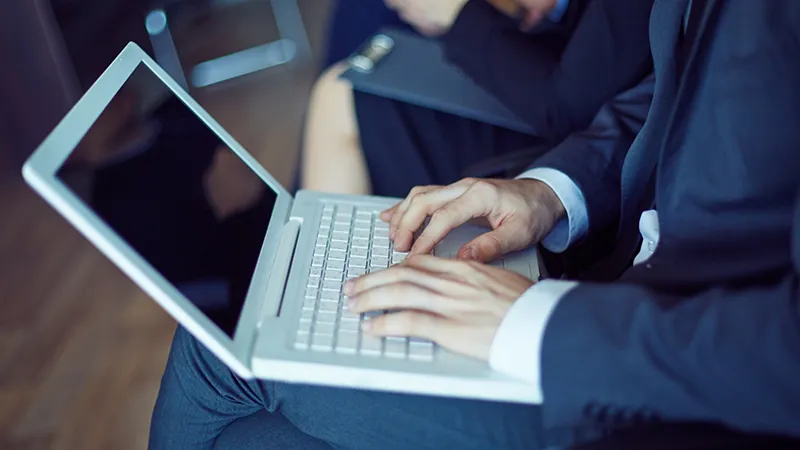 چگونه بهترین وکیل سایبری را پیدا کنیم؟ | تضمین رهایی از دردسرهای پرونده‌های اینترنتی با وکیل متخصص!