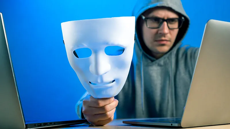 وکیل پلیس فتا پاسخ می‌دهد: چگونه صاحب پیج فیک اینستاگرام را شناسایی کنیم؟