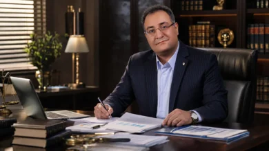 وکیل خیانت در امانت در حال بررسی پرونده مالی و اسناد قرارداد